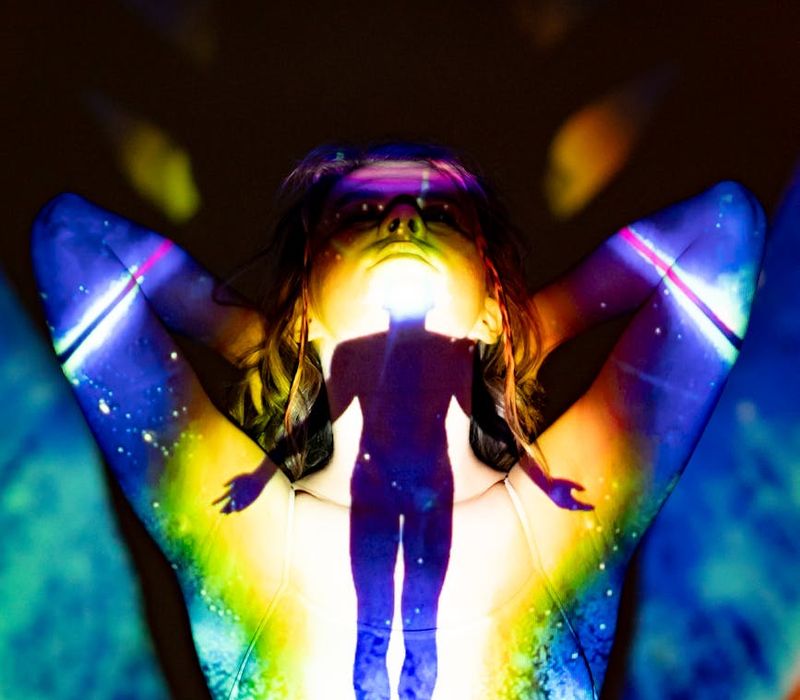 Abstract image of intersecting circles, representing the harmony of body and mind.